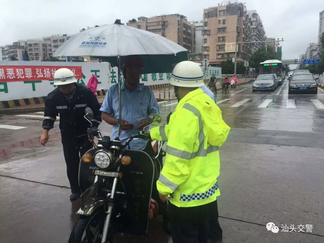 汕头交警严查摩托车私装雨伞