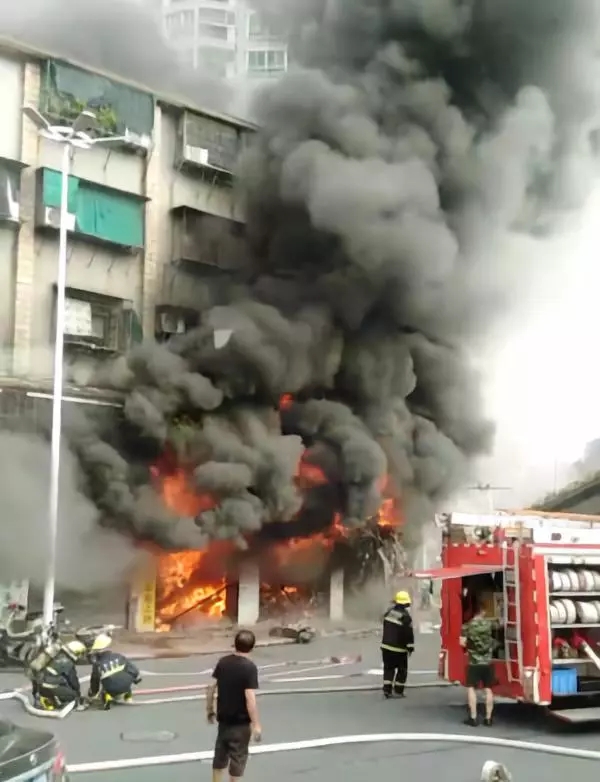 汕头金平区一摩托车店发生火灾 无造成人员伤亡