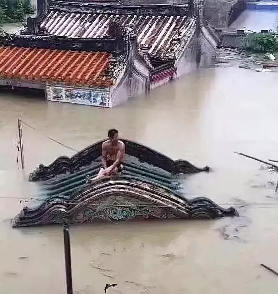 潮南水灾中“被困屋顶的男人”，原来是个大英雄！