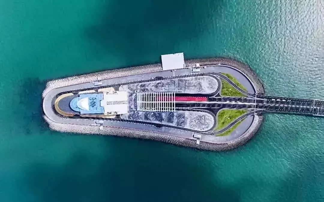 港珠澳大桥东人工岛航拍图片