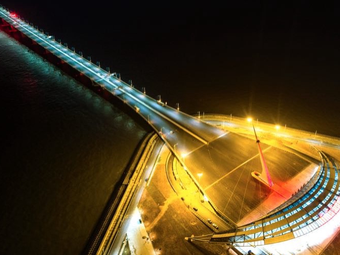 港珠澳大桥夜间亮灯