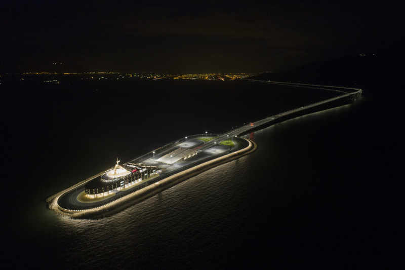 夜晚亮灯的港珠澳大桥东人工岛
