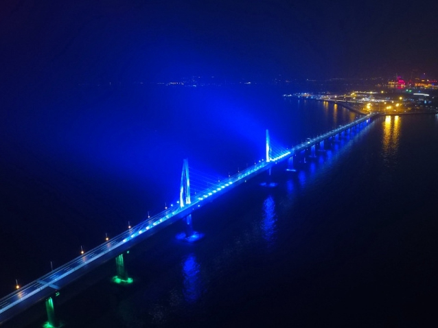 港珠澳大桥夜间亮灯