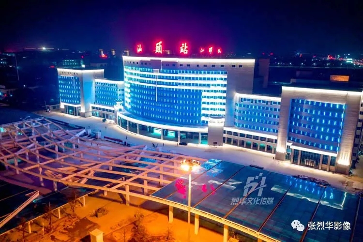 汕头站外立面，灯光工程非常漂亮。