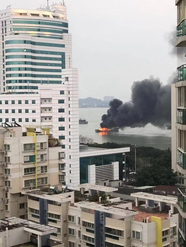 汕头内海湾区域一艘渔船机舱着火 幸无人员伤亡