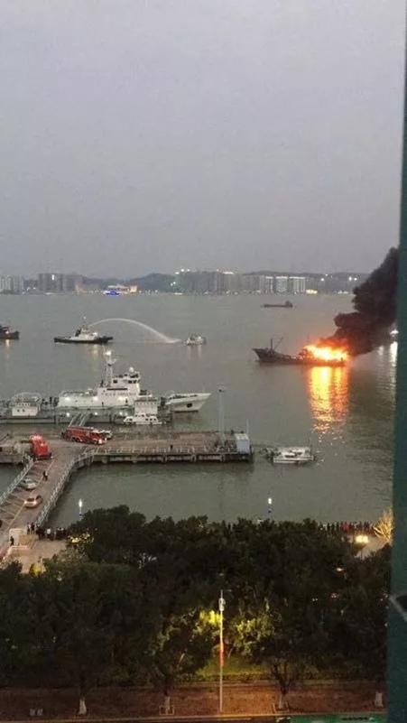 汕头内海湾区域一艘渔船机舱着火 幸无人员伤亡
