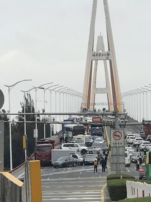 汕头礐石大桥发生一起10车追尾交通事故